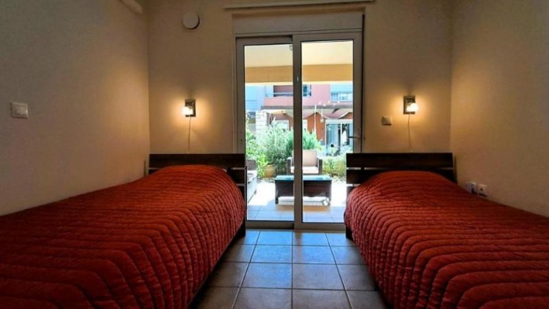 Maleme MIT VIDEO: Kreta, Maleme: Erdgeschoss-Apartment mit 2 Schlafzimmern, Garten und Gemeinschaftspool, nur wenige Schritte vom